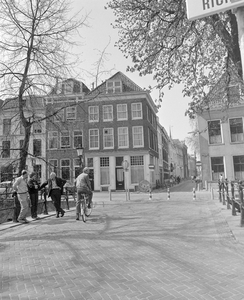 882296 Gezicht over de Paulusbrug over de Nieuwegracht te Utrecht, met op de achtergrond de ingang van de Hamburgerstraat.